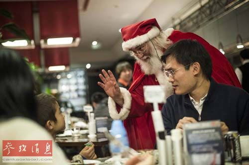19日，北京一商家专门聘请“圣诞老人”向顾客打招呼。