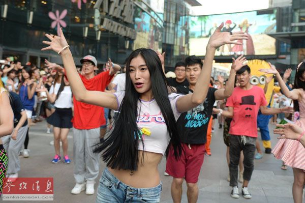 2014年7月13日，市民在沈阳市中街进行神曲《小苹果》快闪表演。新华社记者潘昱龙摄。