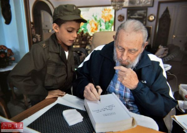 资料图片：古巴革命领袖菲德尔·卡斯特罗在家中会见8岁男孩马龙。