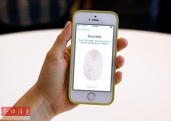 采用了指纹识别技术的iPhone 5S手机。法新社