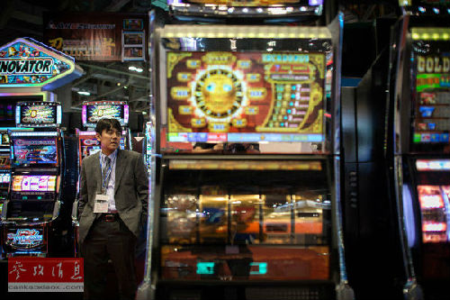 资料图片：一位游客站在澳门的一家赌场内。