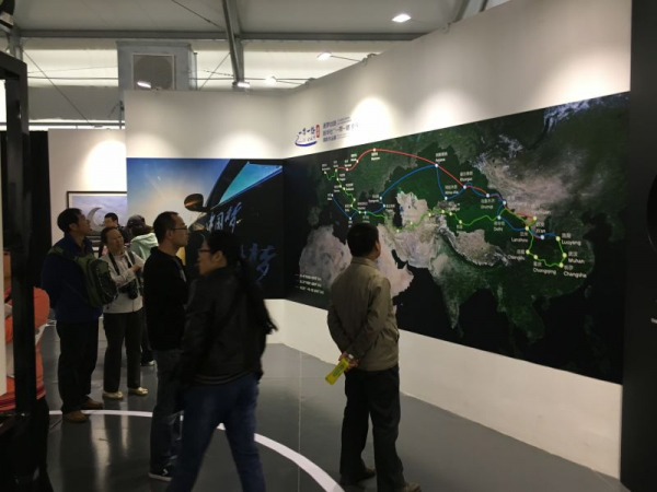 图为观众参观新华社“一带一路全球行”摄影作品展厅。