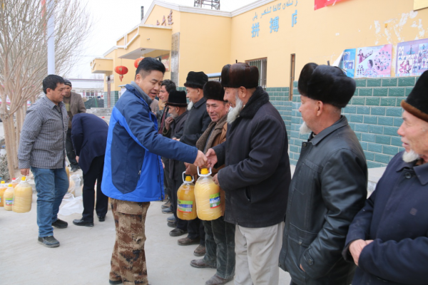 图为春节期间兵团农行工作组慰问26连老党员和困难户。