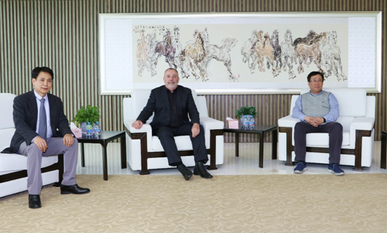 上海石油天然气交易中心董事长李健（左）、国际天然气联盟会议总监Rodney Cox（中）、LNG2019大会国家组委会执行主席王者洪（右）会谈中。