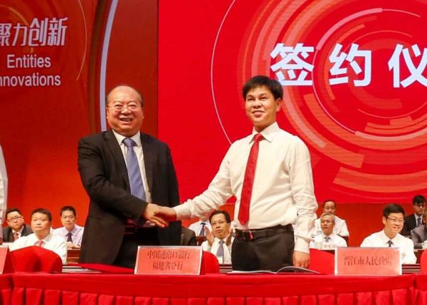 中国进出口银行福建省分行行长王须国（左）与晋江市市长张文贤签约