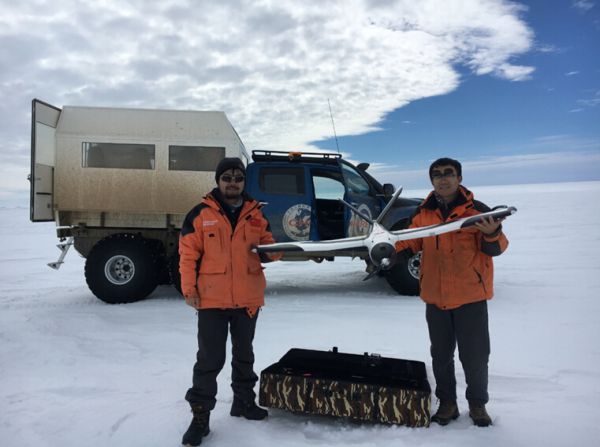 无人机组科考队员在南极