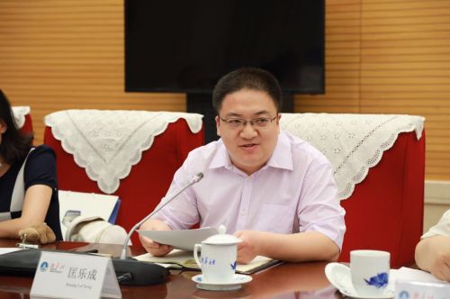 图为中国经济信息社副总裁匡乐成在研讨会上发言