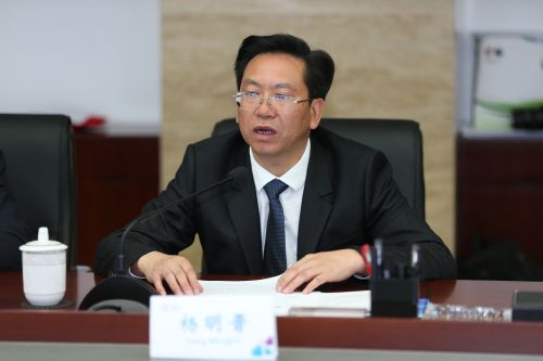 图为贵阳市高新区党工委书记杨明晋正在发言
