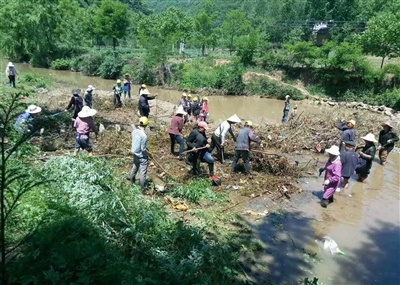 村民们正在河里清理垃圾（姜晓 摄）