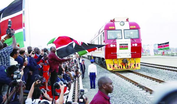 肯尼亚肯雅塔总统亲自挥旗，送出第一列货运列车