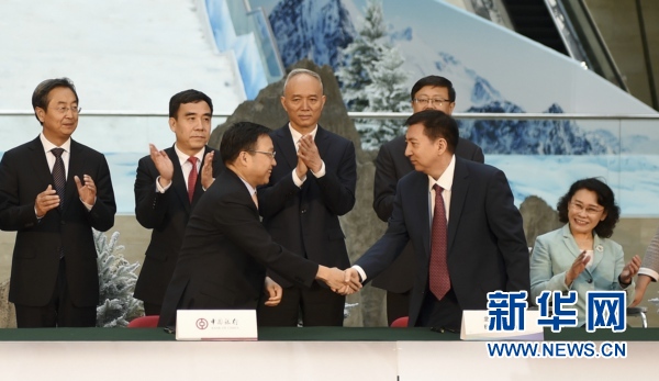 7月13日，北京市副市长、北京冬奥组委执行副主席张建东（前右）与中国银行行长陈四清（前左）代表双方签署协议后握手致意。