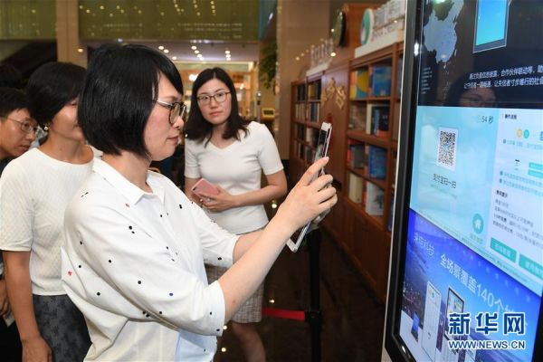 7月17日，城市管理者在杭州图书馆体验信用自助借还共享充电宝。