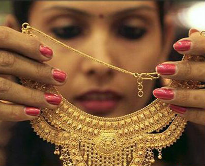图：印度人崇拜黄金，喜欢佩戴黄金