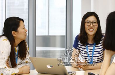 ▲陈玲玲和同事在位于陆家嘴的办公楼会议室讨论问题(7月31日摄)。