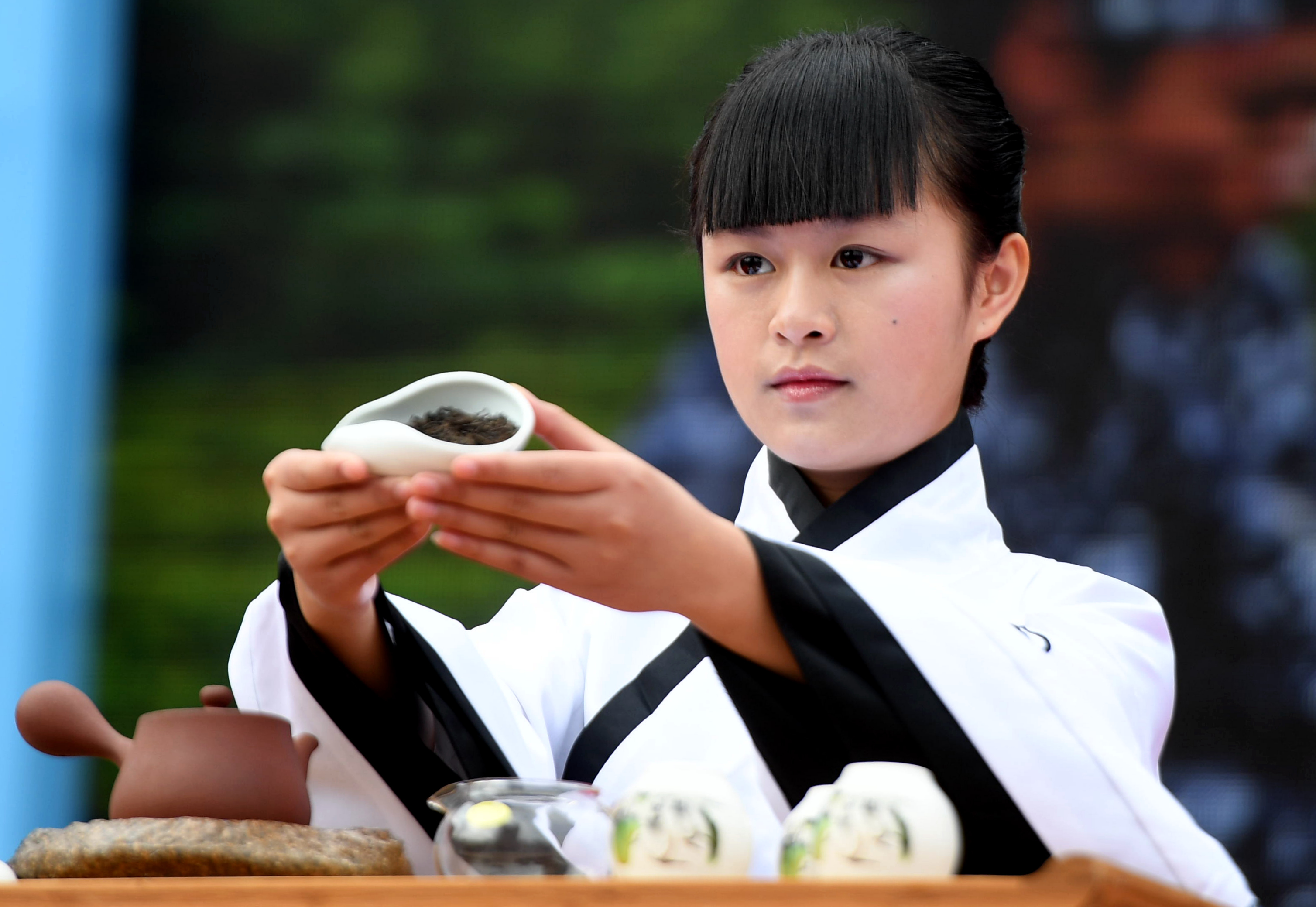 梧州市苍梧县的姑娘在现场表演六堡茶茶艺 新华社图片