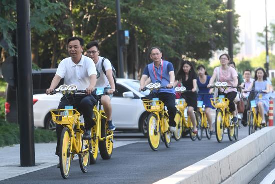 城市管理者在杭州体验信用解锁骑行共享单车 黄宗治摄
