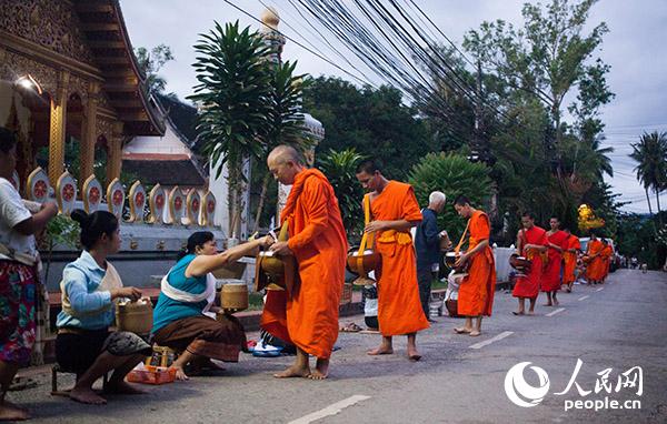 每日清晨为僧侣布施是老挝琅布拉邦的一大特色和景观，也吸引了许多外国游客参与体验。