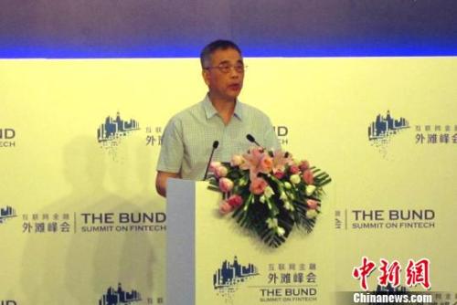 2016年7月30日，互金协会会长李东荣在“第三届互联网金融外滩峰会”上致辞。姜煜 摄