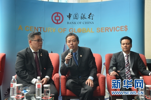 马来西亚中国银行副行长黄磊回答媒体提问。新华网发 王大玮摄