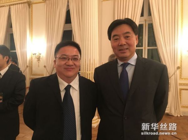 图为中经社副总裁匡乐成（左）与中国驻法国大使翟隽（右）合影（新华社记者应强 摄）