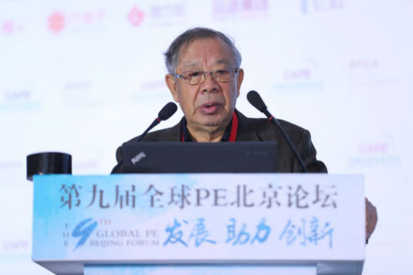 图为中国股权投资基金协会会长邵秉仁在“第九届全球PE北京论坛”上致辞。