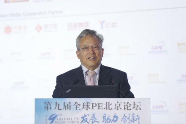 图为深圳创新发展研究院理事长张思平在“第九届全球PE北京论坛”上作主题演讲。