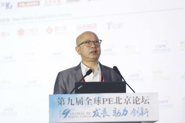 图为前海股权投资基金首席执行合伙人靳海涛在“第九届全球PE北京论坛”上作主题演讲。