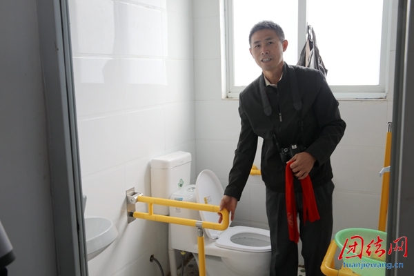 脱贫幸福村为每户残疾人家庭都安装了如厕设施。