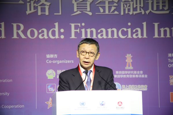 图：南南合作金融中心主席、中国银监会原副主席蔡鄂生在论坛上致辞