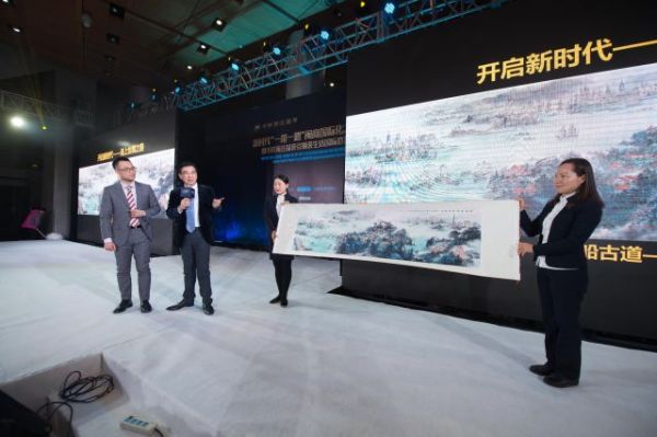 12月17日，华祥苑董事长肖文华在峰会现场展示新丝绸之路画卷。