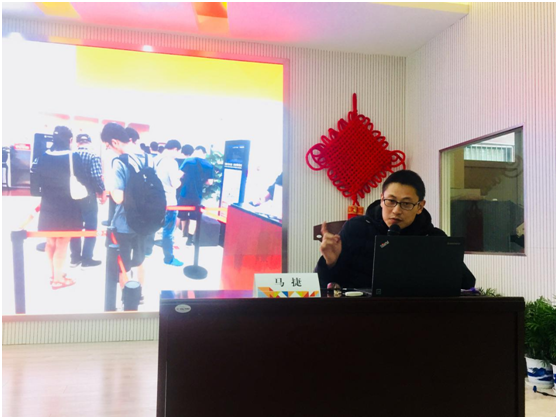 上图为人民银行南京分行营管部征信管理处主任科员马捷《珍爱信用记录,享受幸福人生》主题演讲