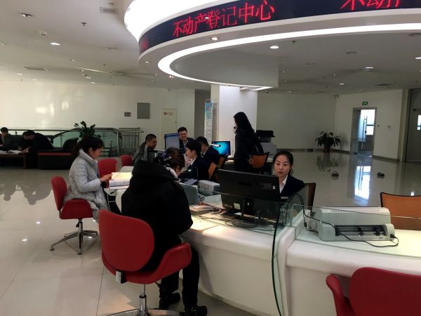 市民在宁夏银行不动产登记中心便民服务点办理抵押业务