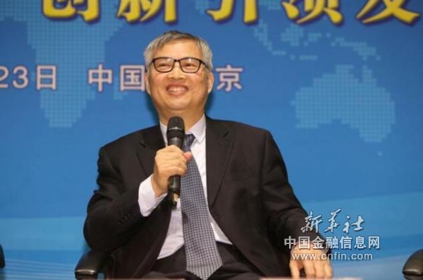 图：京东方科技集团股份有限公司董事长王东升在2017-2018中国经济年会“创新引领发展”平行论坛上发言。（王吉如摄）