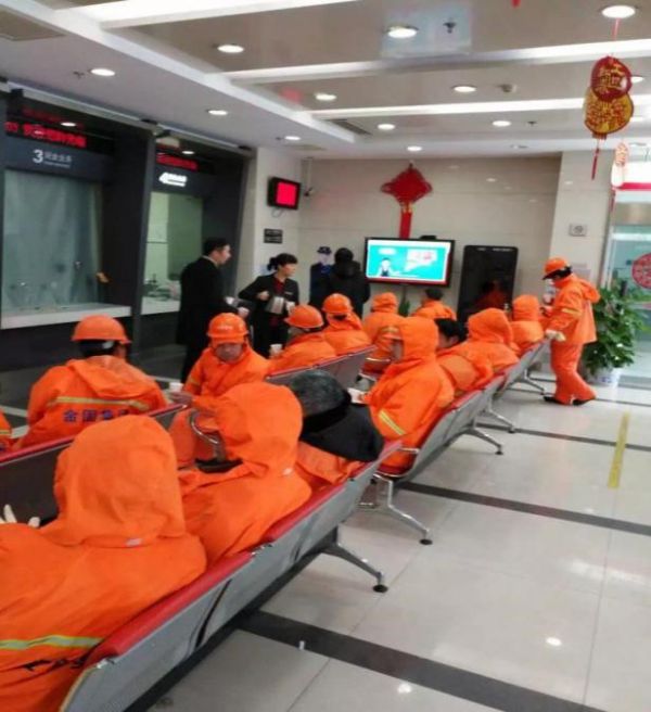 工行南京广州路支行邀请环卫工人进入网点避寒并提供热水