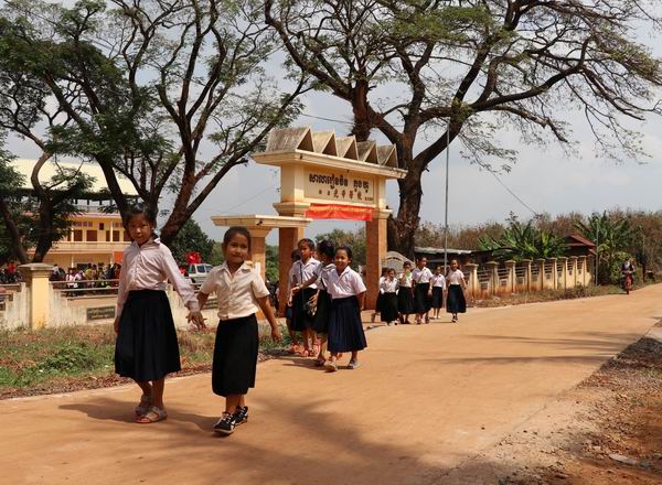 中企为柬埔寨偏远华文学校捐建“平安上学路”