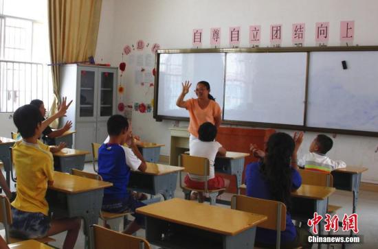 资料图：广西一名老师正在给学生上课。朱柳融 摄