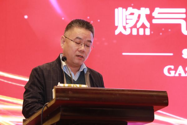 配图2：济南热电公司总经理许宝星在论坛上发言
