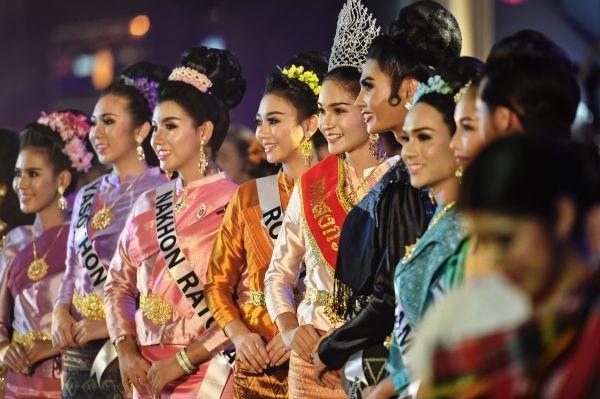 泰国曼谷举行“魅力宋干”欢乐巡游。