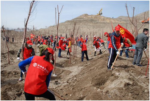 农行新疆兵团分行开展2018年春季义务植树活动3