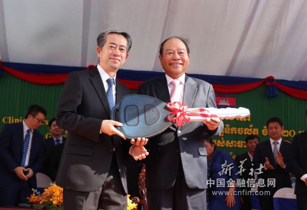 5月10日，在柬埔寨金边，柬埔寨卫生大臣曼本亨（右）从中国驻柬埔寨大使熊波手中接过车队“钥匙”。新华社记者毛鹏飞摄