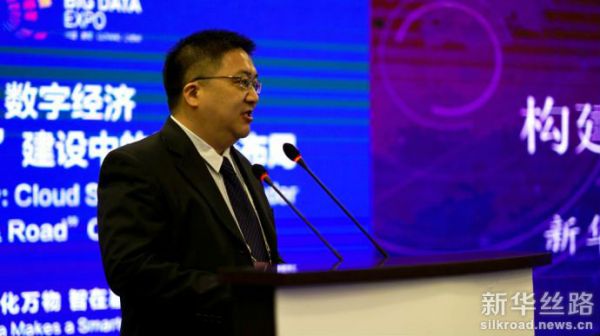 图为新华社中国经济信息社董事、副总裁匡乐成在论坛上致辞