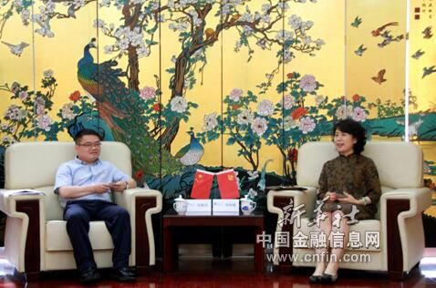 签约仪式前，新华社中国经济信息社副总裁刘明霞会见了常平镇委书记刘裕昌一行。