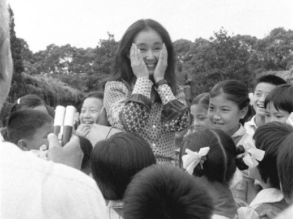 图为日本著名电影演员中野良子在上海公园里被红领巾们团团围住。孩子们认出她就是电影《追捕》中的女主角真由美，便高兴地呼叫：“真由美阿姨、真由美阿姨！”中野良子十分激动。（新华社记者王子瑾摄，1979年9月26日发）