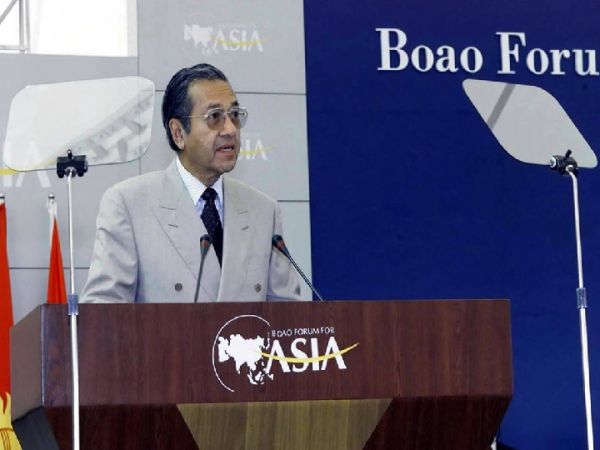 2001年2月27日博鳌亚洲论坛成立大会在海南举行。图为时任马来西亚总理马哈蒂尔在大会上致辞。（新华社记者兰红光摄）