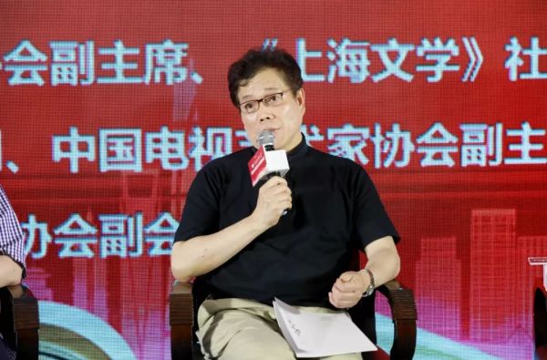 上海市作家协会副主席、《上海文学》社长赵丽宏与获奖代表交流