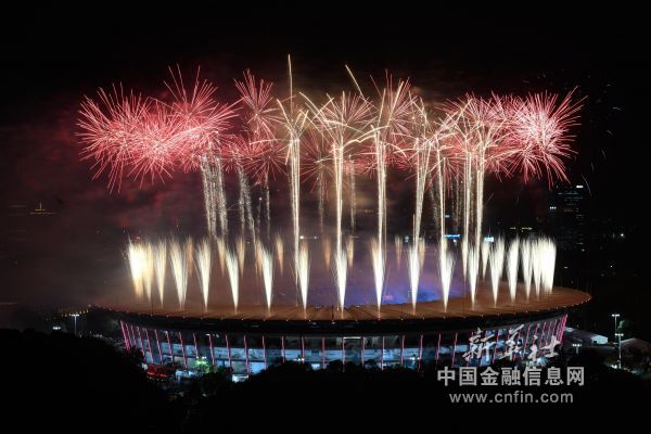 8月18日，第18届亚运会开幕式在印度尼西亚雅加达举行。这是开幕式上燃放烟花（8月18日摄）。新华社