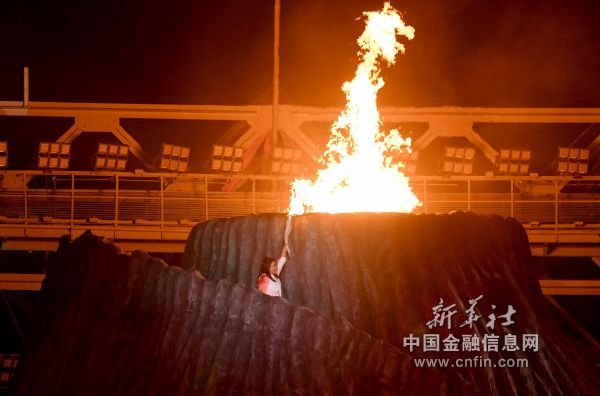 8月18日，第18届亚运会开幕式在印度尼西亚雅加达举行。这是最后一棒火炬手王莲香在点火仪式上。新华社记者岳月伟摄