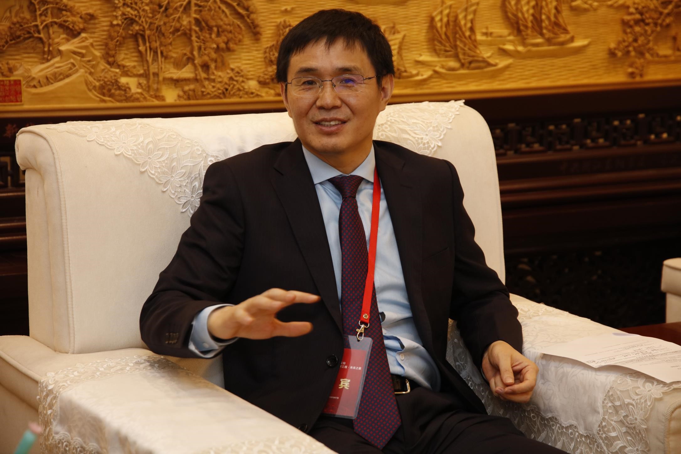 隆基股份董事长钟宝申:从全球看光伏具备成为主力能源的条件