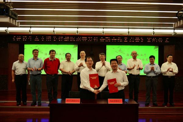杨爱武行长与夏斐厅长分别代表双方在协议上签字