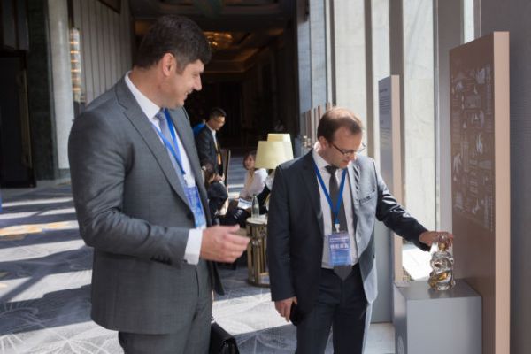 图为俄罗斯嘉宾观看五粮液酒品展览。